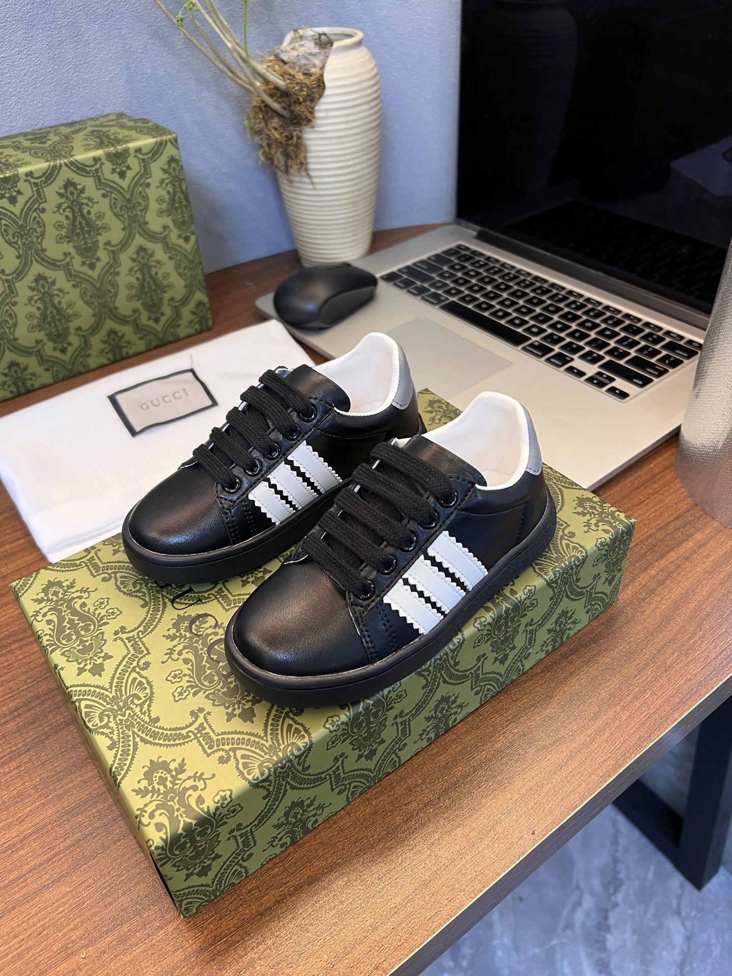 Children's shoes child